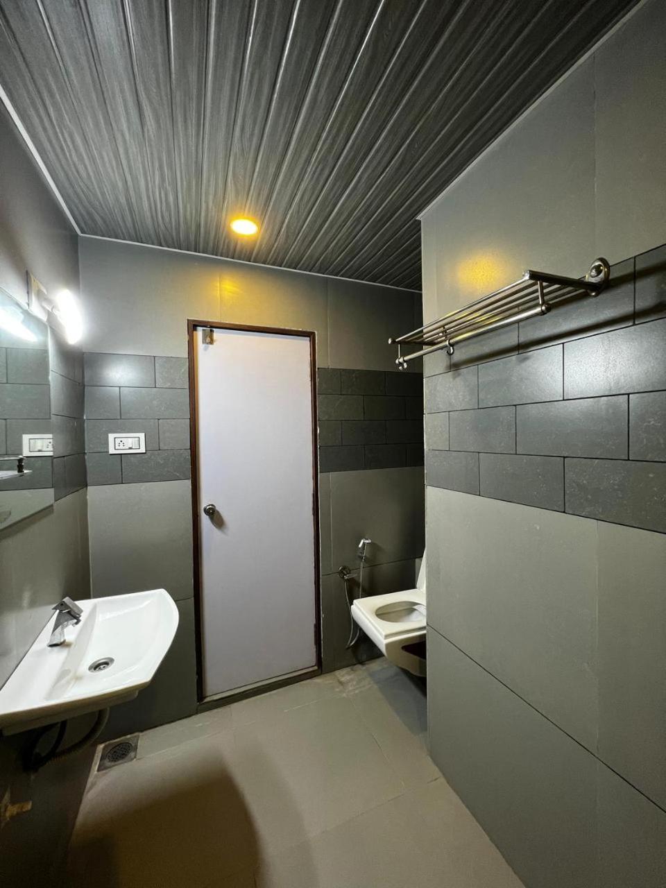 Hotel Savera Inn Morbi Bagian luar foto